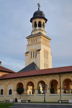 Mimar Victor Stefanescu 'nun planlarına göre, Romanya Kraliyet Sarayı' nın desteğiyle Kutsal Üçleme 'ye adanmış çan kulesi Alba Iulia' daki Taç Giyme Katedrali 'ne bakın.