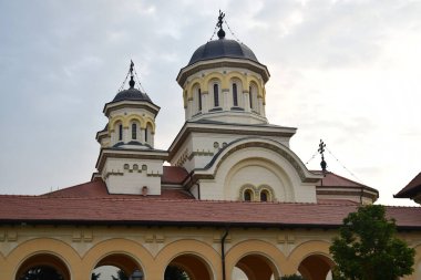 Mimar Victor Stefanescu 'nun planlarına göre, Kutsal Üçleme' ye adanmış Alba Iulia 'daki Taç Giyme Katedrali, Romanya Kraliyet Sarayı' nın desteğiyle inşa edildi.