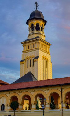 Mimar Victor Stefanescu 'nun planlarına göre, Romanya Kraliyet Sarayı' nın desteğiyle Kutsal Üçleme 'ye adanmış çan kulesi Alba Iulia' daki Taç Giyme Katedrali 'ne bakın.