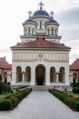 Mimar Victor Stefanescu 'nun planlarına göre, Kutsal Üçleme' ye adanmış Alba Iulia 'daki Taç Giyme Katedrali, Romanya Kraliyet Sarayı' nın desteğiyle inşa edildi.