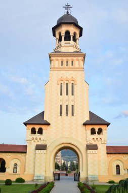 Mimar Victor Stefanescu 'nun planlarına göre, Romanya Kraliyet Sarayı' nın desteğiyle Kutsal Üçleme 'ye adanmış çan kulesi Alba Iulia' daki Taç Giyme Katedrali 'ne bakın.