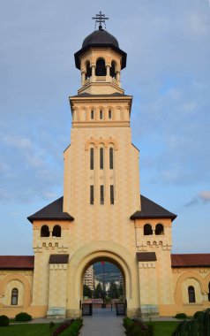 Mimar Victor Stefanescu 'nun planlarına göre, Romanya Kraliyet Sarayı' nın desteğiyle Kutsal Üçleme 'ye adanmış çan kulesi Alba Iulia' daki Taç Giyme Katedrali 'ne bakın.
