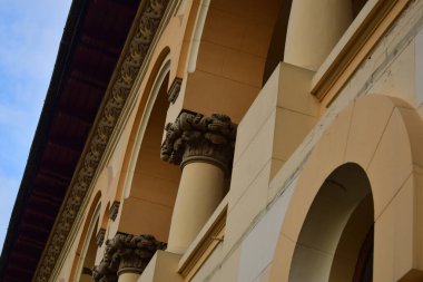 Alba Iulia Taç Giyme Katedrali - Alba Iulia Ortodoks Mimarisinin merkezi. Kutsal Üçleme 'ye adanmış Alba Iulia' daki taç giyme töreni Katedrali, Romanya Kraliyet Sarayı 'nın desteğiyle inşa edildi.