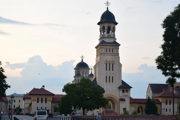 Mimar Victor Stefanescu 'nun planlarına göre, Romanya Kraliyet Sarayı' nın desteğiyle Kutsal Üçleme 'ye adanmış çan kulesi Alba Iulia' daki Taç Giyme Katedrali 'ne bakın.
