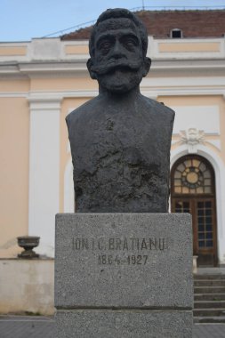 View Alba Carolina Kalesi - heykel - Büyük Romalılar Birliği 'nin kalbi - Alba Iulia, bugün konuşmayan kale, duvarlarının gücü ile, Roma geçmişi hakkında