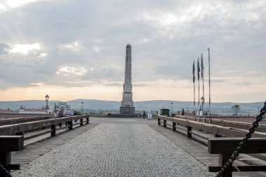 Alba Iulia 'dan Horea, Cloca ve Crian' ın dikilitaşı. 1937 yılında inşa edilmiş ve Horea, Cloca ve Crian liderliğindeki 1784-1785 ayaklanmasının liderlerinin anısına ithaf edilmiştir.
