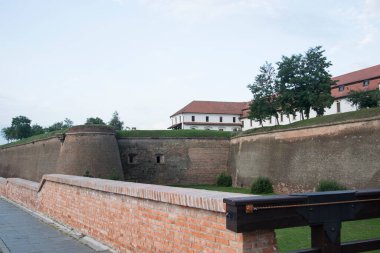 View Alba Carolina Kalesi, Büyük Romalılar Birliği 'nin kalbi olan Alba Iulia' nın bugün konuşmadığı kale, duvarlarının gücü ve Roma geçmişi hakkında.