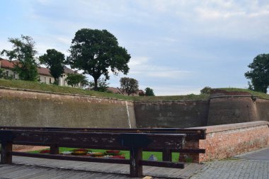 View Alba Carolina Kalesi, Büyük Romalılar Birliği 'nin kalbi olan Alba Iulia' nın bugün konuşmadığı kale, duvarlarının gücü ve Roma geçmişi hakkında.