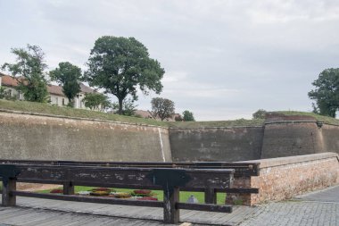 View Alba Carolina Kalesi, Büyük Romalılar Birliği 'nin kalbi olan Alba Iulia' nın bugün konuşmadığı kale, duvarlarının gücü ve Roma geçmişi hakkında.