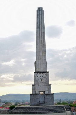 Alba Iulia 'dan Horea, Closca ve Crisan' ın dikilitaşları. 1937 yılında inşa edilmiş ve Horea, Closca ve Crisan liderliğindeki 1784-1785 ayaklanmasının liderlerinin anısına ithaf edilmiştir.