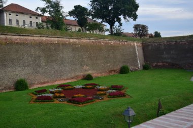 View Alba Carolina Kalesi, Büyük Romalılar Birliği 'nin kalbi olan Alba Iulia' nın bugün konuşmadığı kale, duvarlarının gücü ve Roma geçmişi hakkında.