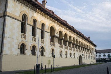 Alba Iulia Taç Giyme Katedrali - Alba Iulia Ortodoks Mimarisinin merkezi. Kutsal Üçleme 'ye adanmış Alba Iulia' daki taç giyme töreni Katedrali, Romanya Kraliyet Sarayı 'nın desteğiyle inşa edildi.