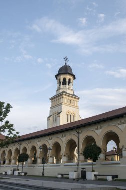 Mimar Victor Stefanescu 'nun planlarına göre, Romanya Kraliyet Sarayı' nın desteğiyle Kutsal Üçleme 'ye adanmış çan kulesi Alba Iulia' daki Taç Giyme Katedrali 'ne bakın.