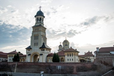 Mimar Victor Stefanescu 'nun planlarına göre, Romanya Kraliyet Sarayı' nın desteğiyle Kutsal Üçleme 'ye adanmış çan kulesi Alba Iulia' daki Taç Giyme Katedrali 'ne bakın.