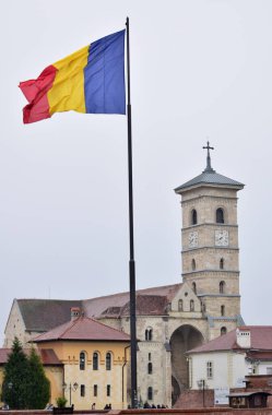 St. Michaels Katolik Katedrali - Alba Iulia, Alba Iulia kalesinin içinde yer almaktadır ve Transilvanya 'nın en değerli Roma ve Gotik mimarisi anıtıdır.. 
