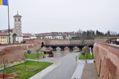 View Alba Carolina Kalesi, Büyük Romalılar Birliği 'nin kalbi olan Alba Iulia' nın bugün konuşmadığı kale, duvarlarının gücü ve Roma geçmişi hakkında.