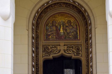 Mimar Victor Stefanescu 'nun planlarına göre, Kutsal Üçleme' ye adanmış Alba Iulia 'daki Taç Giyme Katedrali' nin içine, Romanya Kraliyet Sarayı 'nın desteğiyle inşa edildi.