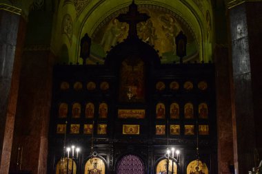 Mimar Victor Stefanescu 'nun planlarına göre, Kutsal Üçleme' ye adanmış Alba Iulia 'daki Taç Giyme Katedrali' nin içine, Romanya Kraliyet Sarayı 'nın desteğiyle inşa edildi.