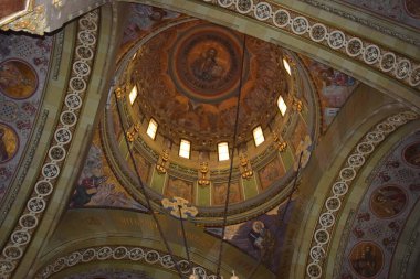 Mimar Victor Stefanescu 'nun planlarına göre, Kutsal Üçleme' ye adanmış Alba Iulia 'daki Taç Giyme Katedrali' nin içine, Romanya Kraliyet Sarayı 'nın desteğiyle inşa edildi.