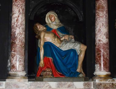 St. Michaels Katolik Katedrali Alba Iulia kalesinin içinde yer almaktadır ve Transilvanya 'daki en değerli Roma ve Gotik mimari anıtıdır.. 