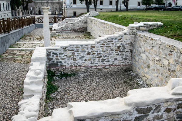 XIIIGemina Lejyonu Kampı 'nın kalıntıları, Apulum. Her iki DacoRoman savaşına da katılmış, orjinal olarak toprak ile inşa edilmiş, 107D yılında Trajan zamanında, ve daha sonra bir taş duvarla, Hadrian zamanında, 21ha' nın MS 125. yüzeyi,