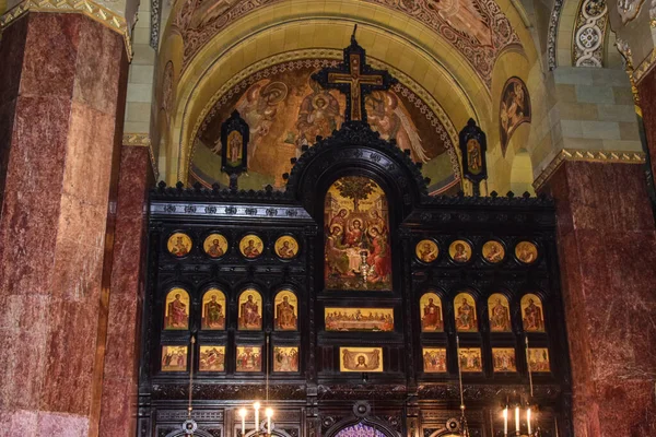 聖三位一体に捧げられたアルバ イウリアの戴冠式大聖堂内の眺めは 建築家ヴィクトル ステファネスクの計画によると ルーマニア王室の支援を受けて建てられました — ストック写真