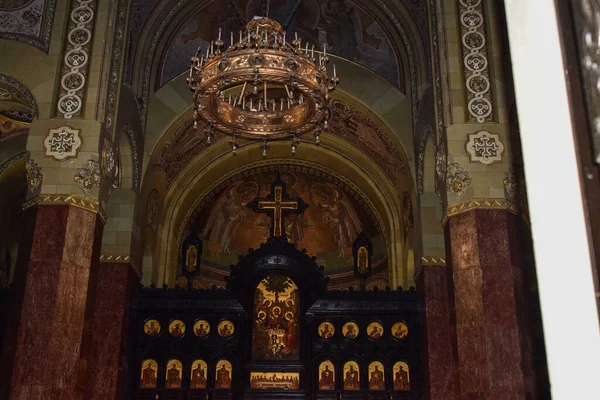 根据建筑师维克托 斯特凡内斯库的计划 在罗马尼亚王宫的支持下 在阿尔巴 尤利娅加冕大教堂内建造了一座纪念圣三一的景观 — 图库照片