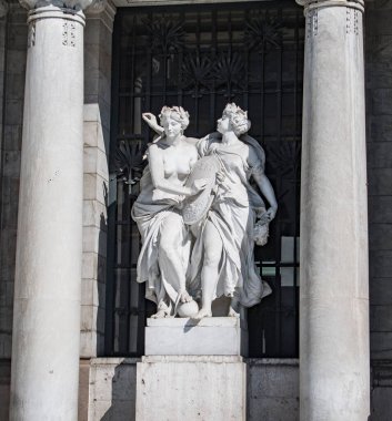 Mexico City heykelinin manzarası. Mexico City, Meksika 'nın en büyük ve başkenti ve Kuzey Amerika' nın en kalabalık şehridir. Mexico City dünyanın en önemli kültürel ve finansal merkezlerinden biridir.