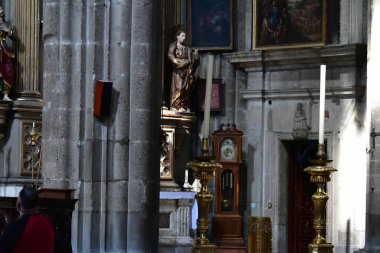 Gökyüzünde Kutsal Bakire 'nin Varsayımının Metropolitan Katedrali, Meksika Katolik Başpiskoposluğu' nun merkezidir. Eski Aztek kutsal bölgesinde, Plaza de la Constitucion Belediye Başkanı Templo yakınlarında yer almaktadır.