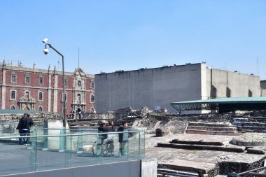 Mexico City - Üç kültürün pazarı, Meksika 'nın başkenti ve en büyük şehridir ve Kuzey Amerika' nın en kalabalık şehridir. Mexico City dünyanın en önemli kültürel ve finansal merkezlerinden biridir..