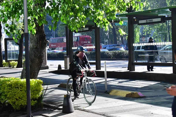 Mexico City bisikletçisinin manzarası. Mexico City, Meksika 'nın en büyük ve başkenti ve Kuzey Amerika' nın en kalabalık şehridir. Mexico City dünyanın en önemli kültürel ve finansal merkezlerinden biridir..