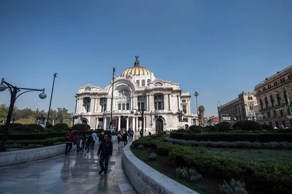 Mexico City 'de manzara... Güzel Sanatlar Sarayı. Mexico City, Meksika 'nın en büyük ve başkenti ve Kuzey Amerika' nın en kalabalık şehridir. Mexico City dünyanın en önemli kültürel ve finansal merkezlerinden biridir..