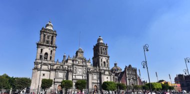 Mexico City 'de manzara... Mexico City Metropolitan Katedrali. Mexico City, Meksika 'nın en büyük ve başkenti ve Kuzey Amerika' nın en kalabalık şehridir. Mexico City dünyanın en önemli kültürel ve finansal merkezlerinden biridir.