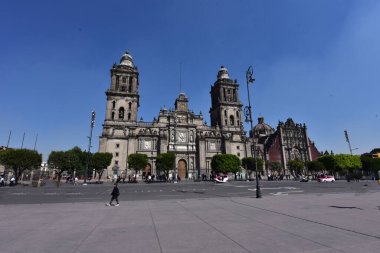 Mexico City 'de manzara... Mexico City Metropolitan Katedrali. Mexico City, Meksika 'nın en büyük ve başkenti ve Kuzey Amerika' nın en kalabalık şehridir. Mexico City dünyanın en önemli kültürel ve finansal merkezlerinden biridir.
