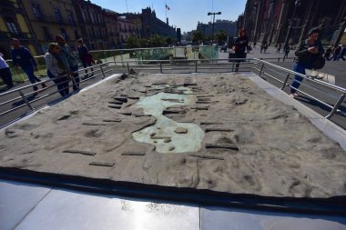 Mexico City - Üç kültürün pazarı, Meksika 'nın başkenti ve en büyük şehridir ve Kuzey Amerika' nın en kalabalık şehridir. Mexico City dünyanın en önemli kültürel ve finansal merkezlerinden biridir..