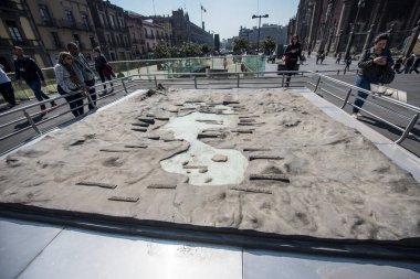 Mexico City - Üç kültürün pazarı, Meksika 'nın başkenti ve en büyük şehridir ve Kuzey Amerika' nın en kalabalık şehridir. Mexico City dünyanın en önemli kültürel ve finansal merkezlerinden biridir..