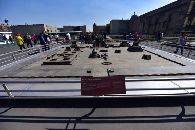 Mexico City - Üç kültürün pazarı, Meksika 'nın başkenti ve en büyük şehridir ve Kuzey Amerika' nın en kalabalık şehridir. Mexico City dünyanın en önemli kültürel ve finansal merkezlerinden biridir..