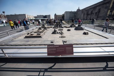 Mexico City - Üç kültürün pazarı, Meksika 'nın başkenti ve en büyük şehridir ve Kuzey Amerika' nın en kalabalık şehridir. Mexico City dünyanın en önemli kültürel ve finansal merkezlerinden biridir..