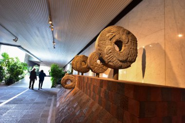 Ulusal Antropoloji Müzesi -Mexico City-çanak çömleği, heykeller, taş heykel - bir ulusal Meksika müzesidir. Müze, Aztek takvimi gibi Meksika öncesi dönemden kalma önemli arkeolojik ve antropolojik eserler içerir.