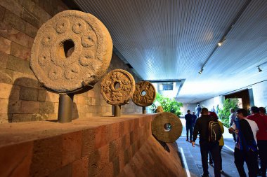 Ulusal Antropoloji Müzesi -Mexico City-çanak çömleği, heykeller, taş heykel - bir ulusal Meksika müzesidir. Müze, Aztek takvimi gibi Meksika öncesi dönemden kalma önemli arkeolojik ve antropolojik eserler içerir.