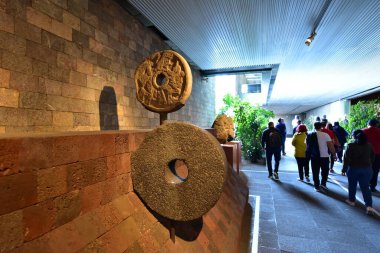 Ulusal Antropoloji Müzesi -Mexico City-çanak çömleği, heykeller, taş heykel - bir ulusal Meksika müzesidir. Müze, Aztek takvimi gibi Meksika öncesi dönemden kalma önemli arkeolojik ve antropolojik eserler içerir.