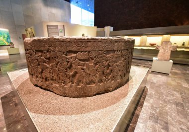 Ulusal Antropoloji Müzesi -Mexico City-çanak çömleği, heykeller, taş heykel - bir ulusal Meksika müzesidir. Müze, Aztek takvimi gibi Meksika öncesi dönemden kalma önemli arkeolojik ve antropolojik eserler içerir.