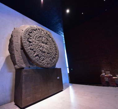 Ulusal Antropoloji Müzesi -Mexico City-çanak çömleği, heykeller, taş heykel - bir ulusal Meksika müzesidir. Müze, Aztek takvimi gibi Meksika öncesi dönemden kalma önemli arkeolojik ve antropolojik eserler içerir.