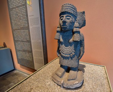 Ulusal Antropoloji Müzesi -Mexico City-çanak çömleği, heykeller, taş heykel - bir ulusal Meksika müzesidir. Müze, Aztek takvimi gibi Meksika öncesi dönemden kalma önemli arkeolojik ve antropolojik eserler içerir.