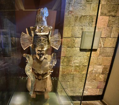 Ulusal Antropoloji Müzesi -Mexico City-çanak çömleği, heykeller, taş heykel - bir ulusal Meksika müzesidir. Müze, Aztek takvimi gibi Meksika öncesi dönemden kalma önemli arkeolojik ve antropolojik eserler içerir.