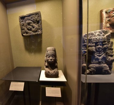 Ulusal Antropoloji Müzesi -Mexico City-çanak çömleği, heykeller, taş heykel - bir ulusal Meksika müzesidir. Müze, Aztek takvimi gibi Meksika öncesi dönemden kalma önemli arkeolojik ve antropolojik eserler içerir.