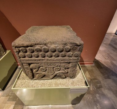 Ulusal Antropoloji Müzesi -Mexico City-çanak çömleği, heykeller, taş heykel - bir ulusal Meksika müzesidir. Müze, Aztek takvimi gibi Meksika öncesi dönemden kalma önemli arkeolojik ve antropolojik eserler içerir.