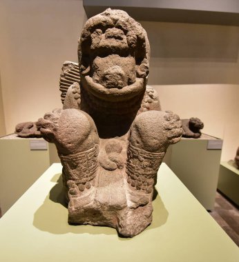 Ulusal Antropoloji Müzesi -Mexico City-çanak çömleği, heykeller, taş heykel - bir ulusal Meksika müzesidir. Müze, Aztek takvimi gibi Meksika öncesi dönemden kalma önemli arkeolojik ve antropolojik eserler içerir.