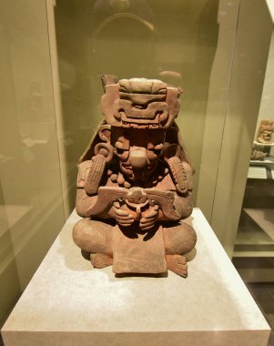 Ulusal Antropoloji Müzesi -Mexico City-çanak çömleği, heykeller, taş heykel - bir ulusal Meksika müzesidir. Müze, Aztek takvimi gibi Meksika öncesi dönemden kalma önemli arkeolojik ve antropolojik eserler içerir.