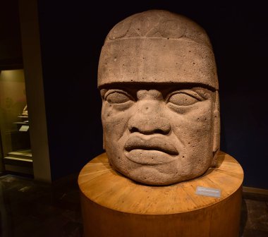 Ulusal Antropoloji Müzesi -Mexico City-çanak çömleği, heykeller, taş heykel - bir ulusal Meksika müzesidir. Müze, Aztek takvimi gibi Meksika öncesi dönemden kalma önemli arkeolojik ve antropolojik eserler içerir.